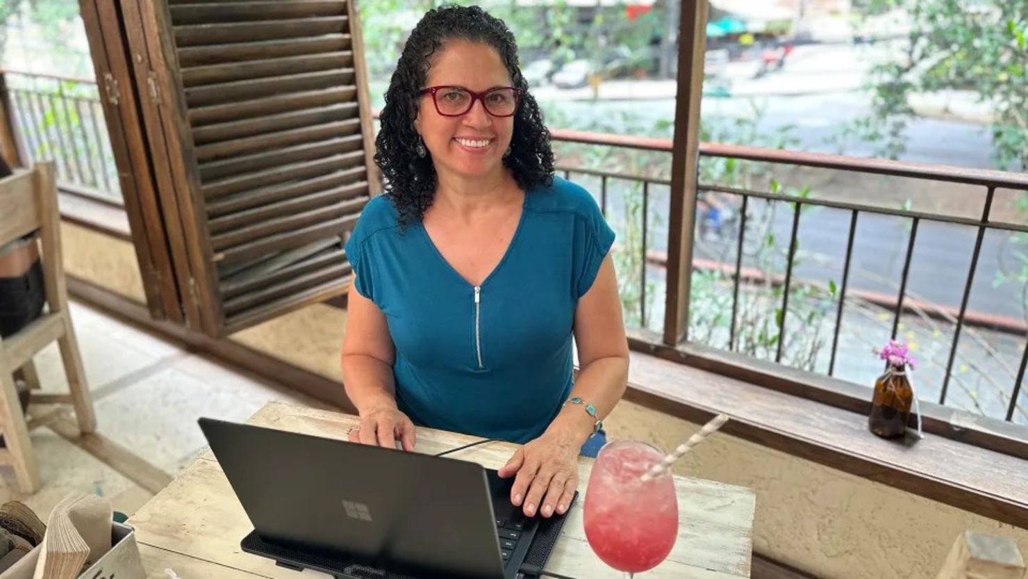 La estadounidense Julie Balzano se mudó de Miami a Medellín, Colombia, tras tener que hacer frente al aumento del costo de la vida. Crédito: Julie Balzano
