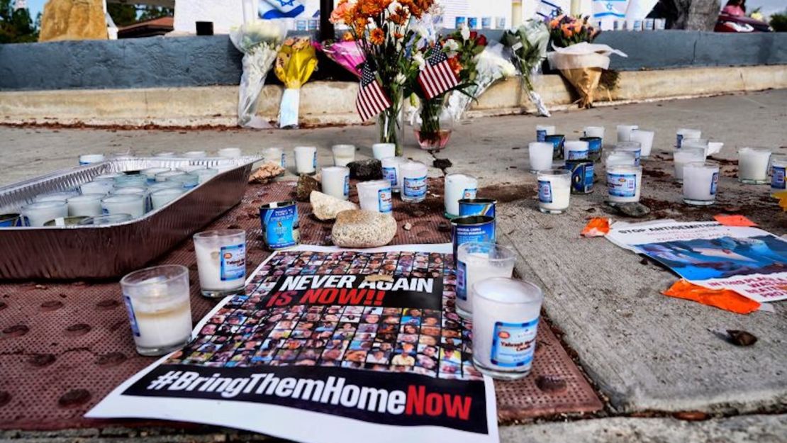 Flores y velas en un altar improvisado en Thousand Oaks, California, donde Paul Kessler se cayó y se golpeó mortalmente la cabeza el 7 de noviembre.