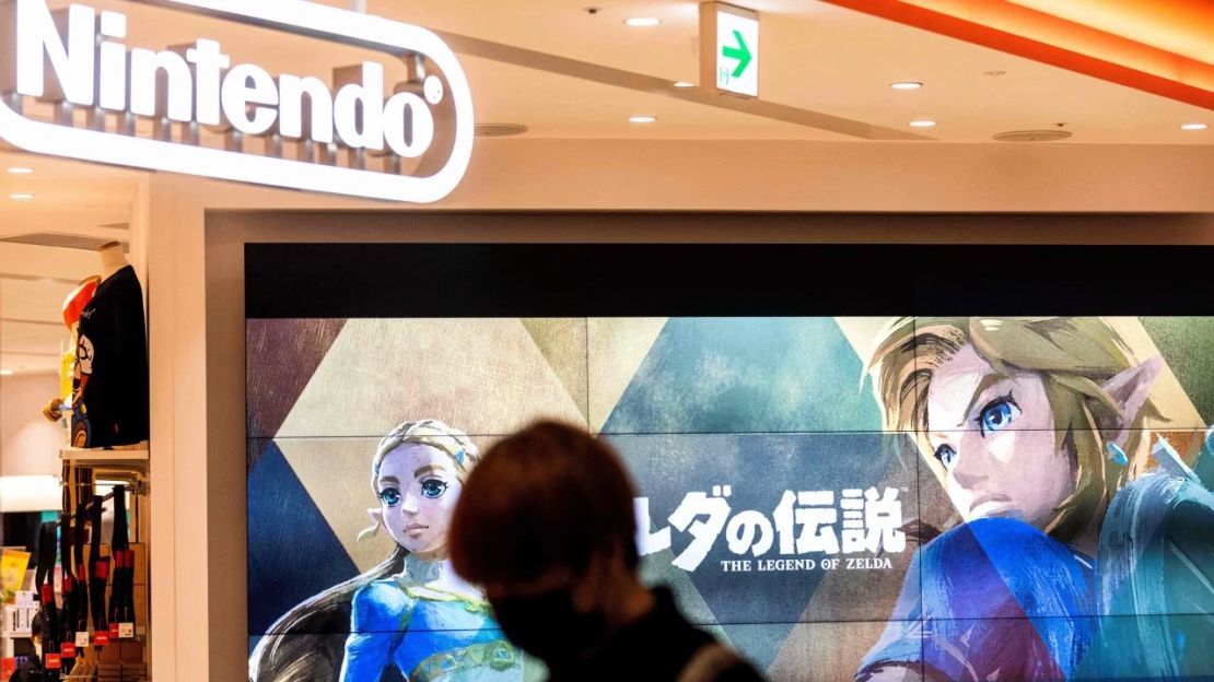 Una pantalla muestra personajes del juego de Nintendo "The Legend of Zelda" en una tienda del gigante japonés de juegos Nintendo en Tokio el 3 de febrero de 2022. Crédito: Behrouz Mehri/AFP/Getty Images