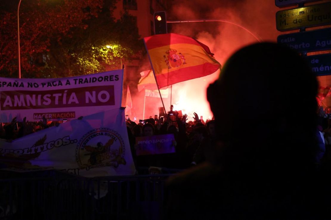 Manifestantes con bandera española durante una protesta en Madrid el 7 de noviembre de 2023. Crédito: PIERRE-PHILIPPE MARCOU/AFP vía Getty Images.