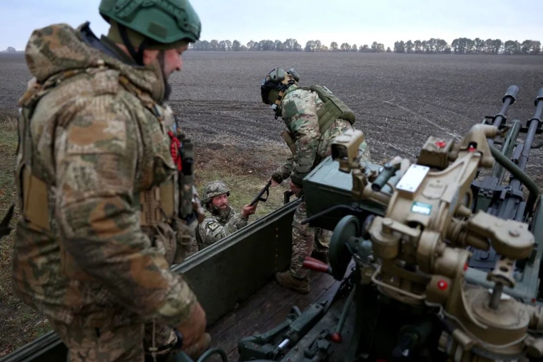 Militares ucranianos de la Defensa Antiaérea de Ucrania participan en un entrenamiento en la región de Kyiv el 28 de octubre de 2023, en medio de la invasión rusa de Ucrania.Crédito: Anatolii Stepanov/AFP/Getty Images