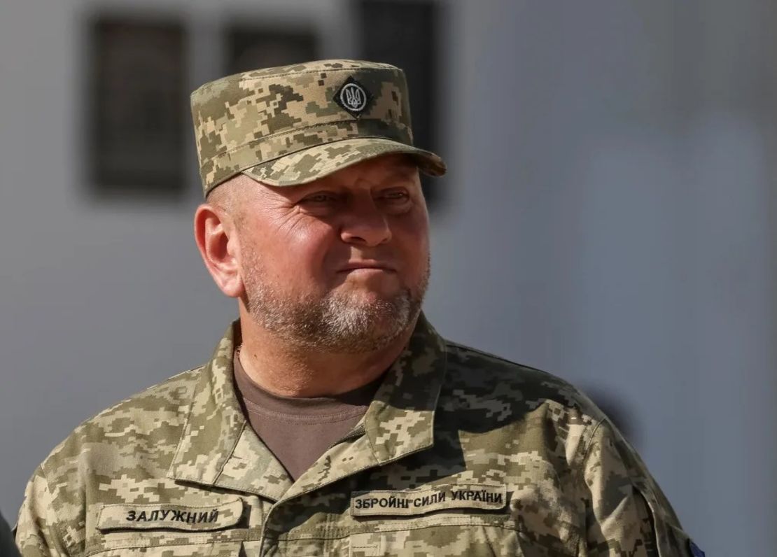 El Comandante en Jefe de las Fuerzas Armadas de Ucrania, Valeriy Zaluzhny, asiste a una ceremonia de celebración del Día de la Independencia de Ucrania, en medio de la invasión rusa del país. Crédito: Gleb Garanich/Reuters