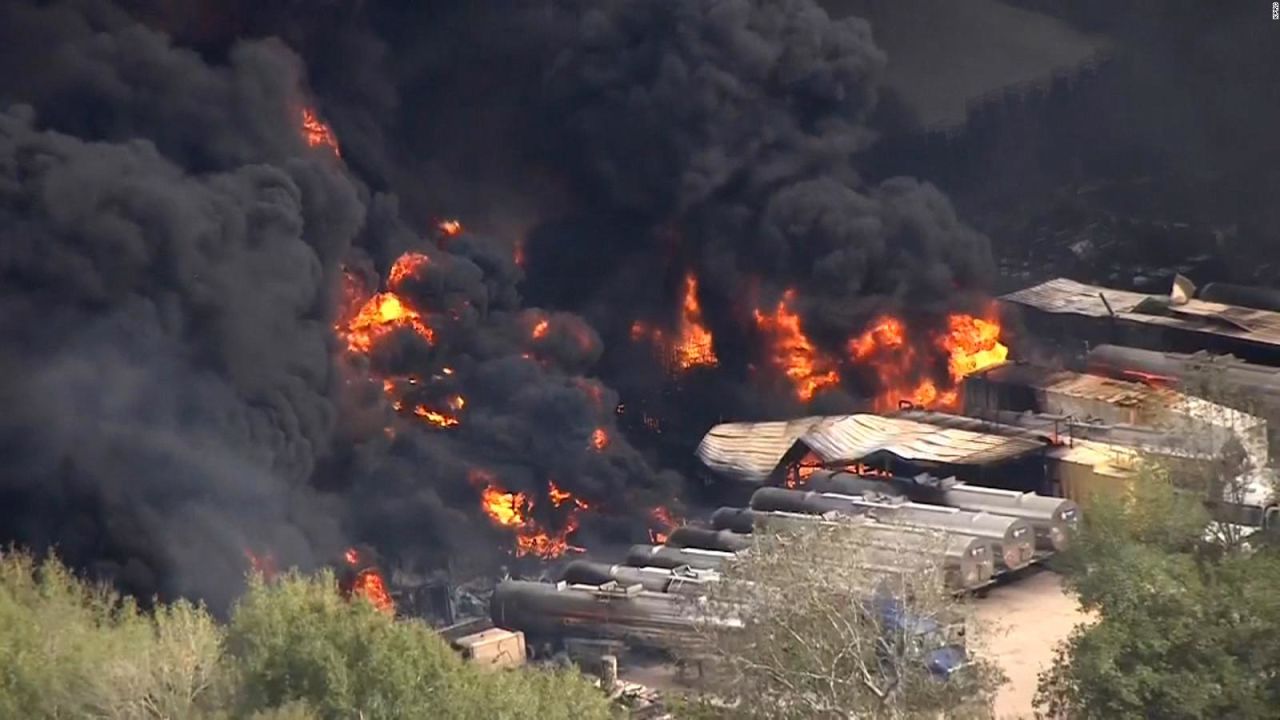 CNNE 1501931 - incendio en una planta quimica en texas lleva a evacuaciones