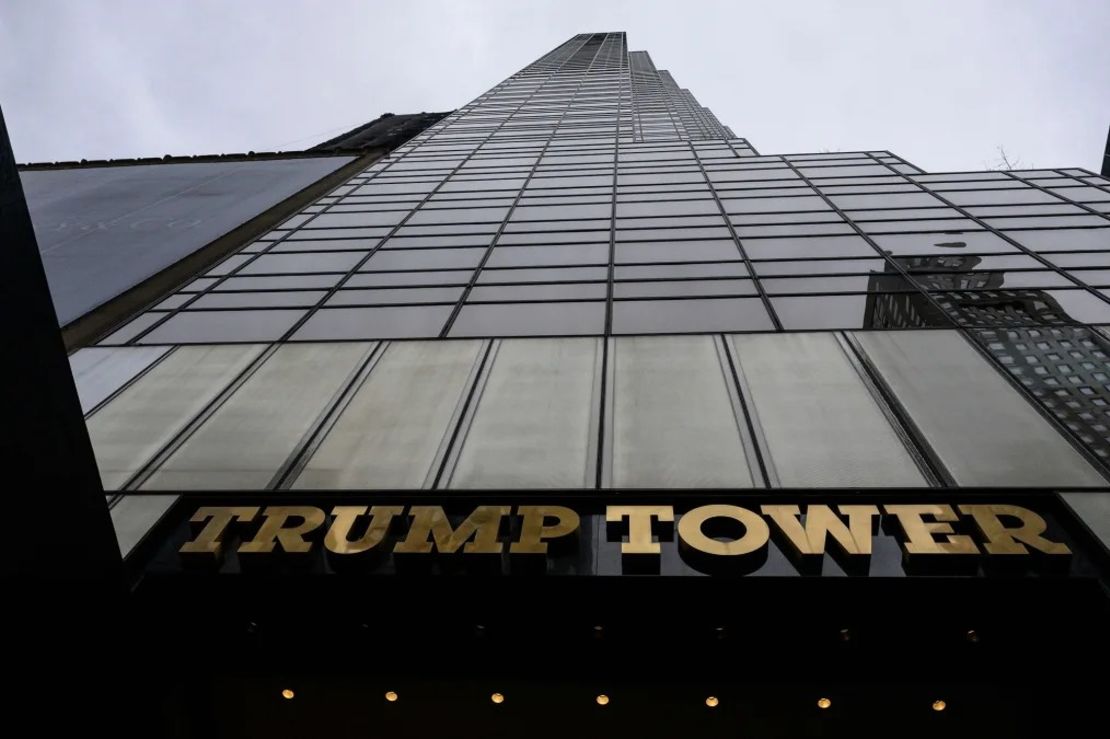 Vista de la Torre Trump en Nueva York el 13 de enero de 2023. Un juez de Nueva York multó a la empresa familiar de Donald Trump con la pena máxima de US$ 1,6 millones por cometer fraude fiscal. Crédito: Angela Weiss/AFP/AFP/Getty Images