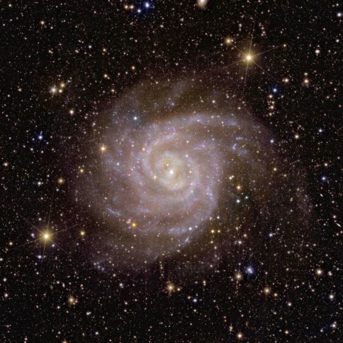 El telescopio observó la galaxia espiral IC 342, apodada la "Galaxia Oculta" porque se encuentra detrás de polvo y gas que la oscurecen. Crédito: ESA