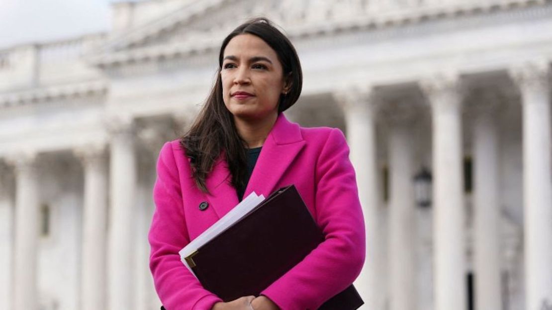 La representante Alexandria Ocasio-Cortez, demócrata de Nueva York, escucha a sus colegas en el Capitolio en Washington, DC, 26 de enero de 2023.