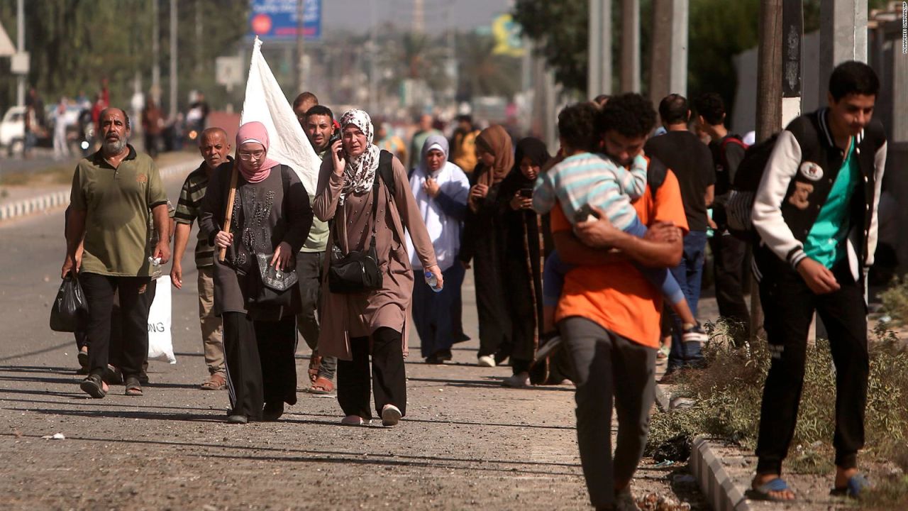 CNNE 1502361 - gaza- asi es la evacuacion de palestinos del norte al sur