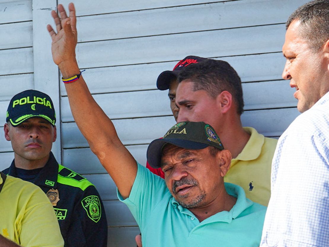 Luis Manuel Díaz, padre del delantero del Liverpool Luis Díaz, saluda a los vecinos a su llegada a su casa tras ser liberado en Barrancas, Colombia, el 9 de noviembre de 2023. Crédito: -STR/AFP vía Getty Images