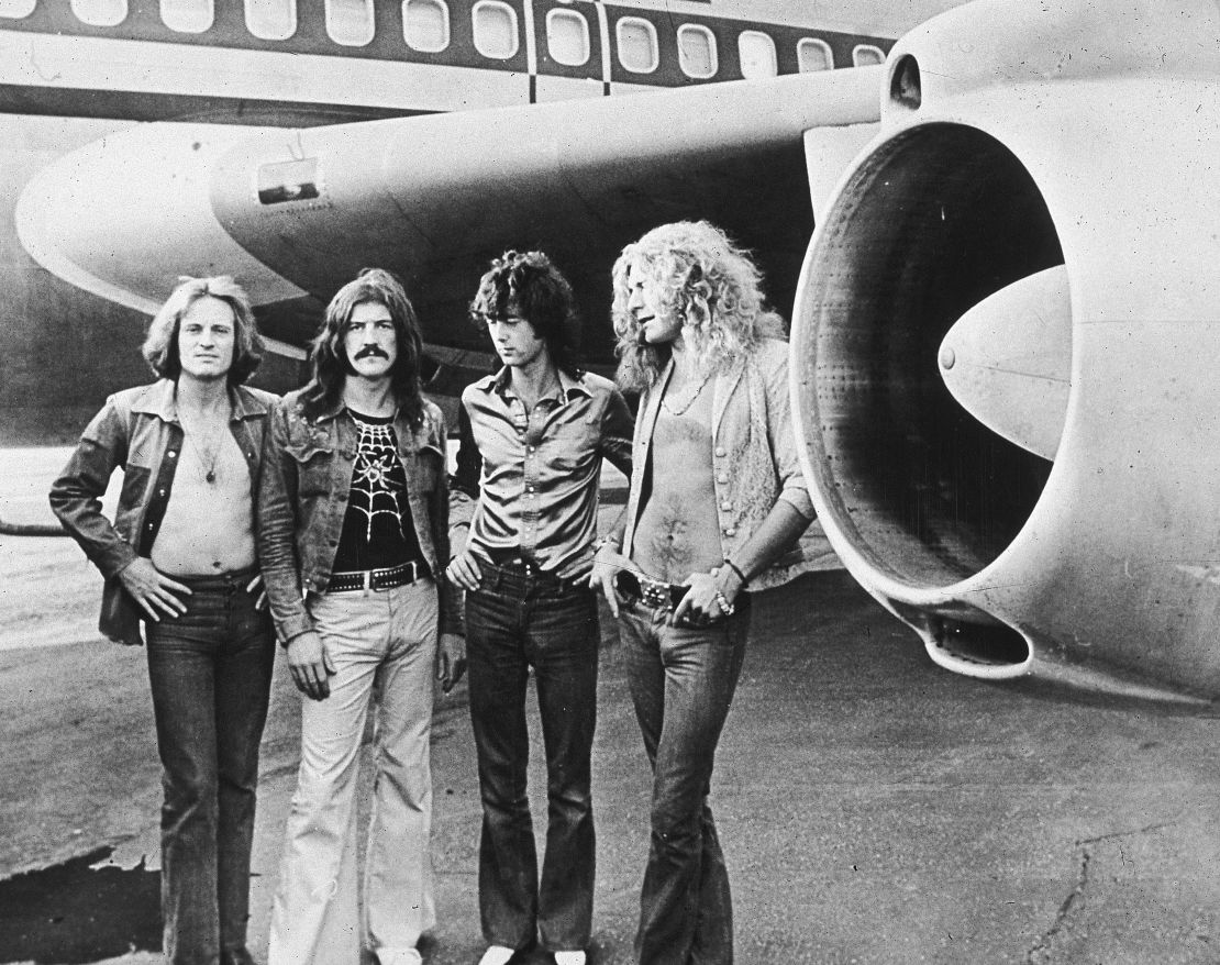 Los miembros de Led Zeppelin (de izquierda a derecha) John Paul Jones, John Bonham, Jimmy Page y Robert Plant posan delante de su avión privado Starship en 1973.