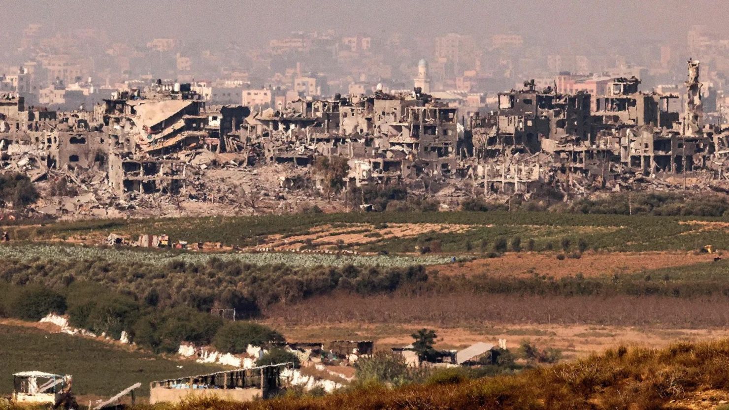 Fotografía tomada el 3 de noviembre de 2023 desde una posición junto a la frontera con Gaza, en el sur de Israel, que muestra edificios destruidos por los bombardeos israelíes con el horizonte de Gaza como telón de fondo. Crédito: Jack Guez/AFP/Getty Images
