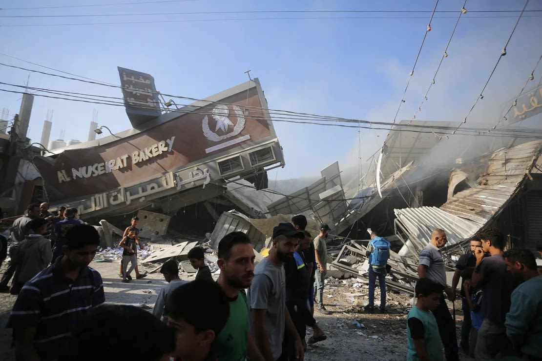 Una panadería destruida por los ataques aéreos israelíes en el campo de refugiados de Nuseirat, en Deir al Balah, Gaza, el 18 de octubre de 2023. Crédito: Ashraf Amra/Anadolu/Getty Images/Archivo