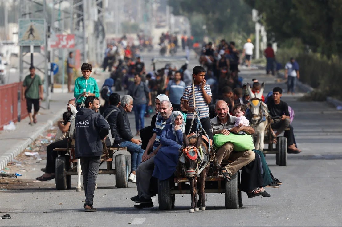 Palestinos montan en carretas tiradas por animales, mientras la gente huye del norte de Gaza hacia el sur, en medio del conflicto en curso entre Israel y el grupo islamista palestino Hamas, en el centro de la Gaza, 9 de noviembre de 2023. Crédito: Mohammed Salem/Reuters