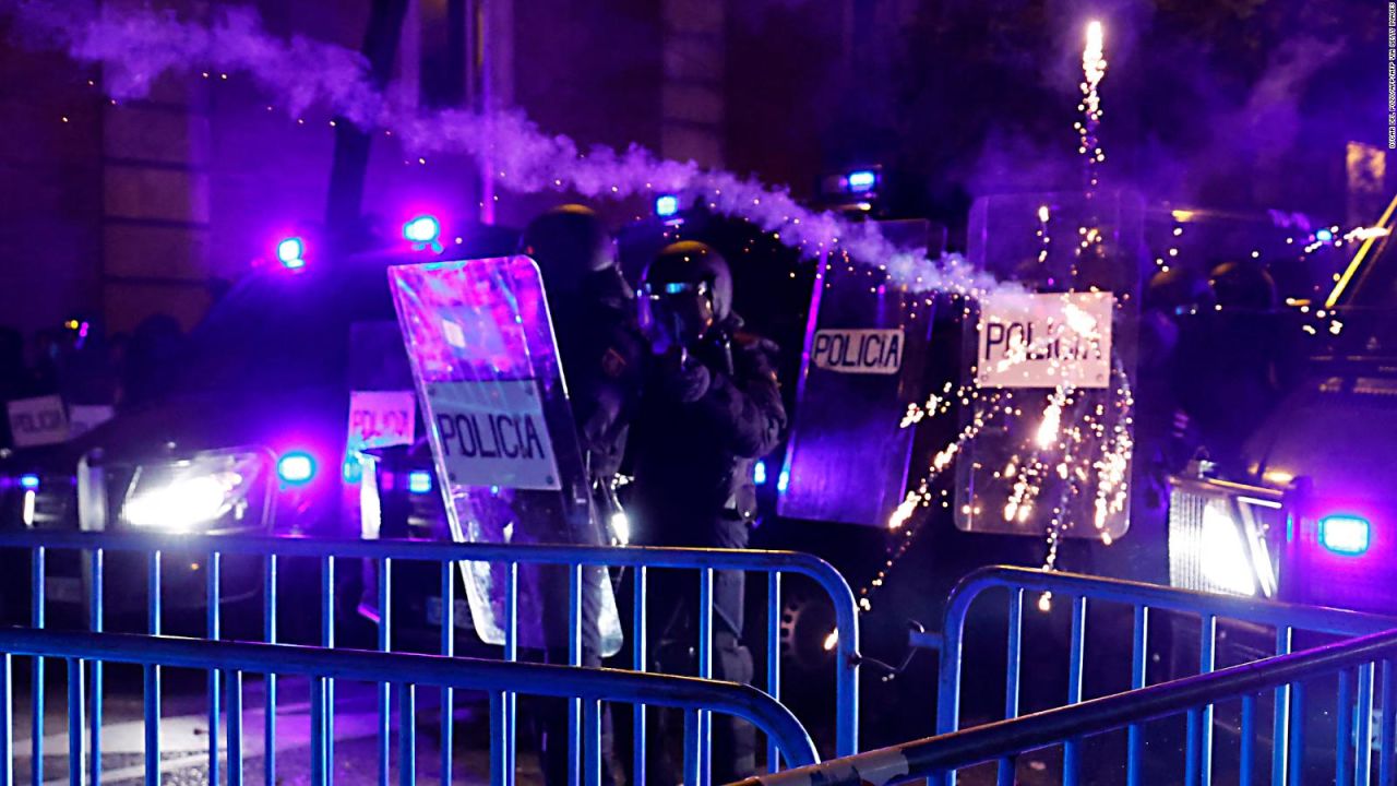 CNNE 1502468 - se escuchan detonaciones y proyectiles durante protesta en madrid por el acuerdo de amnistia