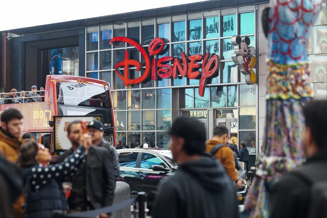 La tienda Disney en el barrio de Times Square de Nueva York, EE.UU., el lunes 30 de octubre de 2023. Crédito: Angus Mordant/Bloomberg/Getty Images