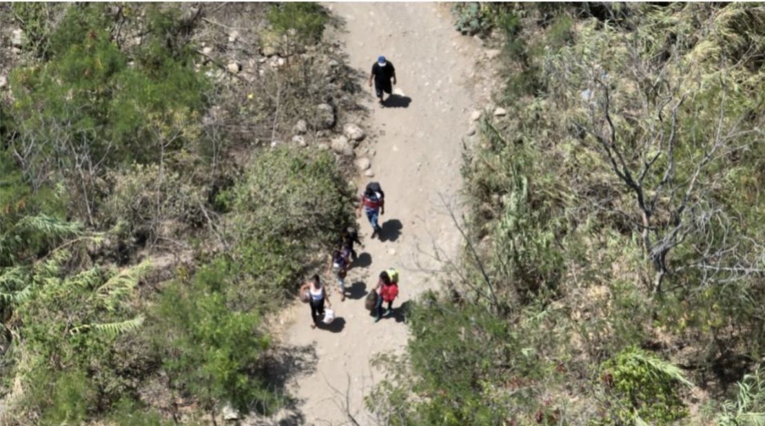 CNN grabó con un dron imágenes inéditas de una de estas trochas en la frontera entre Colombia y Venezuela.