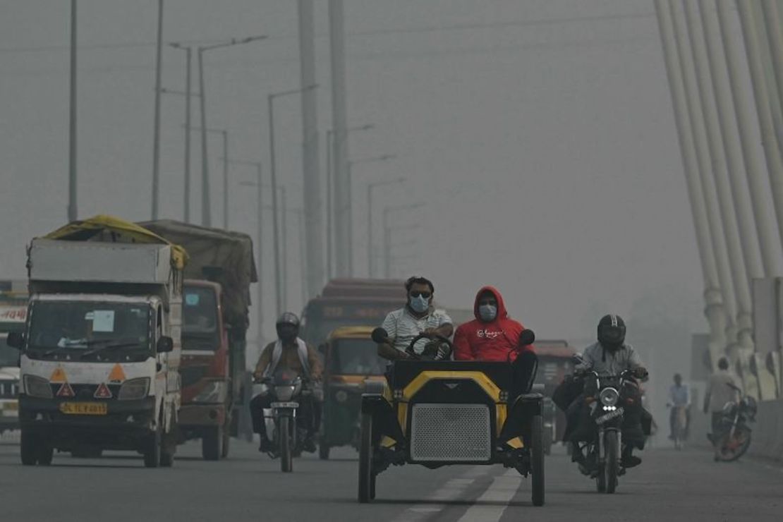 Transeúntes recorren el puente Signature Bridge en medio de una densa niebla tóxica en Nueva Delhi el 9 de noviembre de 2023.