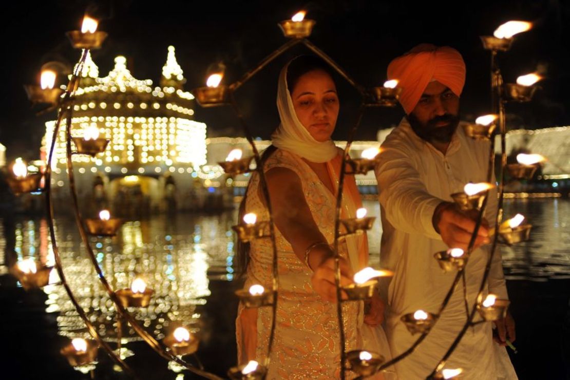 Dos integrantes de la comunidad sij celebran el Diwali en Amristar.