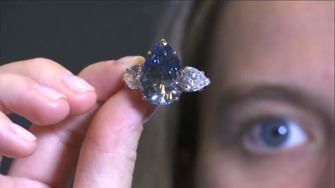 CNNE 1506324 - diamante azul se vendio por casi us$ 44 millones en subasta