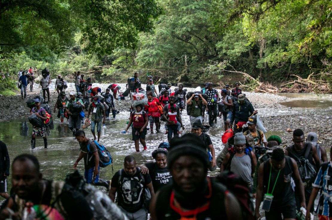 Migrantes, la mayoría de Haití, vadean uno de los muchos ríos que cruzarán durante una caminata a través del infame Tapón del Darién en su viaje hacia los Estados Unidos el 7 de octubre de 2021 cerca de Acandi, Colombia. Crédito: John Moore/Getty Images