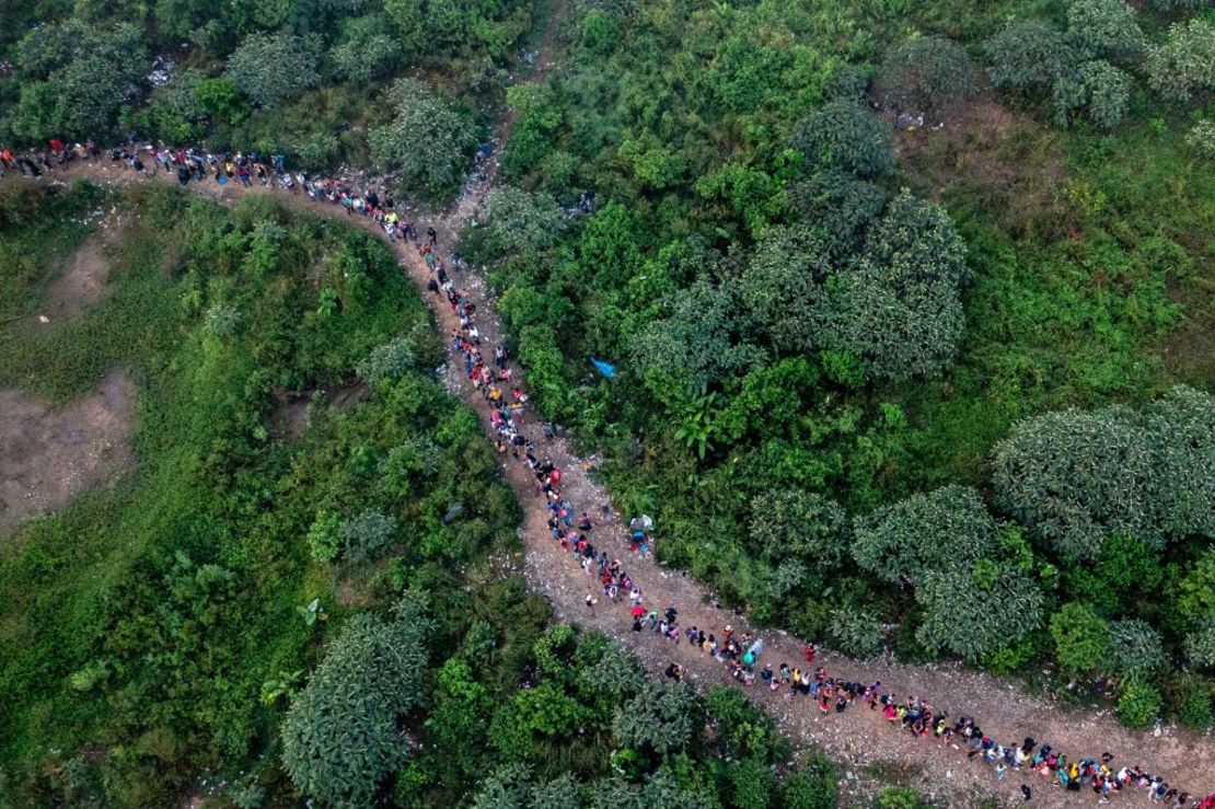 Vista aérea que muestra a migrantes caminando por la selva cerca de la aldea de Bajo Chiquito, el primer control fronterizo de la provincia de Darién en Panamá, el 22 de septiembre de 2023. Crédito: LUIS ACOSTA/AFP vía Getty Images