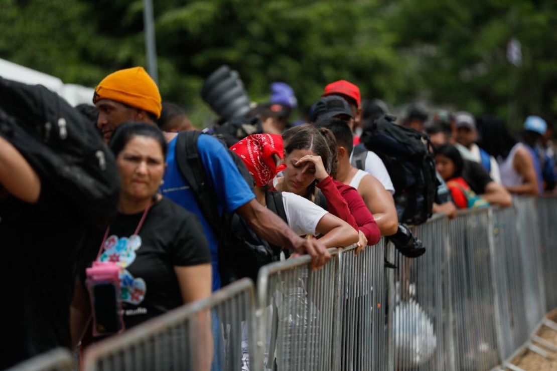 Migrantes hacen cola después de su llegada a la Estación de Recepción de Migrantes en Lajas Blancas, provincia de Darién, Panamá, el 6 de octubre de 2023. Crédito: ROBERTO CISNEROS/AFP vía Getty Images