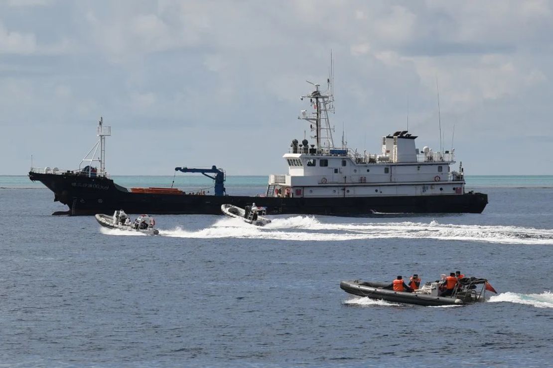 Un buque chino opera cerca de Scarborough Shoal, en una zona en disputa del mar de China Meridional. Crédito: Ted Aljibe/AFP/Getty Images