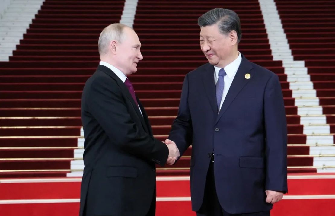 El presidente de Rusia, Vladimir Putin, recibe la bienvenida del líder chino, Xi Jinping, durante una ceremonia del Foro de la Franja y la Ruta, celebrado en Beijing el mes pasado. Crédito: Sergei Savostyanov/Sputnik/Reuters