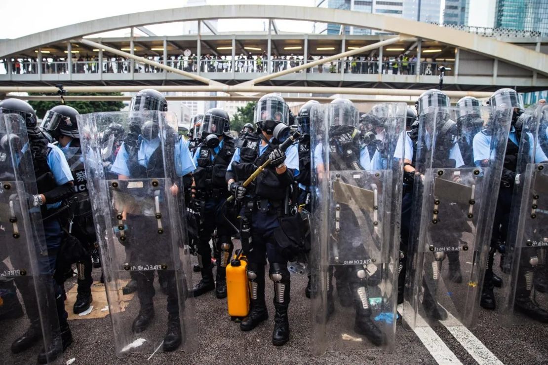 Policías antidisturbios montan guardia durante una protesta en junio de 2019 en Hong Kong contra una propuesta de ley de extradición que habría permitido la extradición de fugitivos a China continental. Crédito: Sanjit Das/Bloomberg/Getty Images