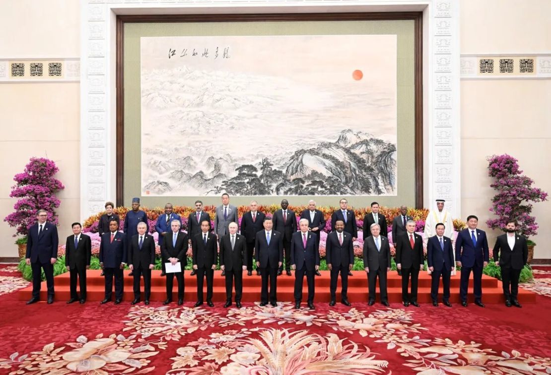 El líder de China, Xi Jinping, el presidente de Rusia, Vladimir Putin, y otros líderes posan para una foto de grupo durante el Foro de la Franja y la Ruta para la Cooperación Internacional celebrado en Beijing el mes pasado. Crédito: Shen Hong/Xinhua/Getty Images