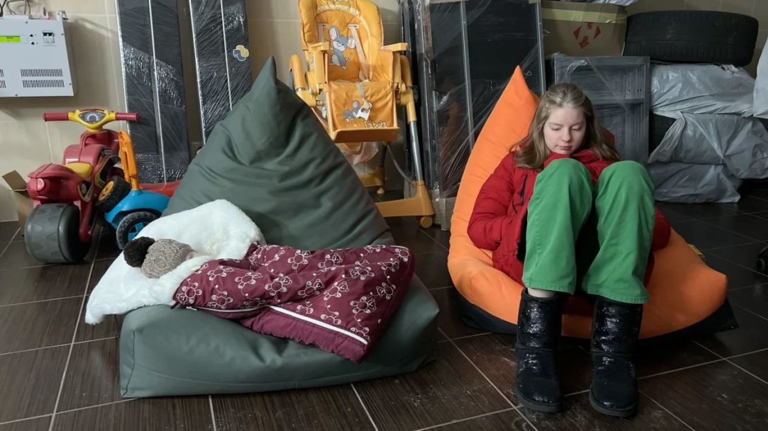 Las hijas de Oleksandr Gindyuk en su casa en los suburbios de Kyiv el invierno pasado, cuando los ataques aéreos rusos provocaron importantes cortes de energía.