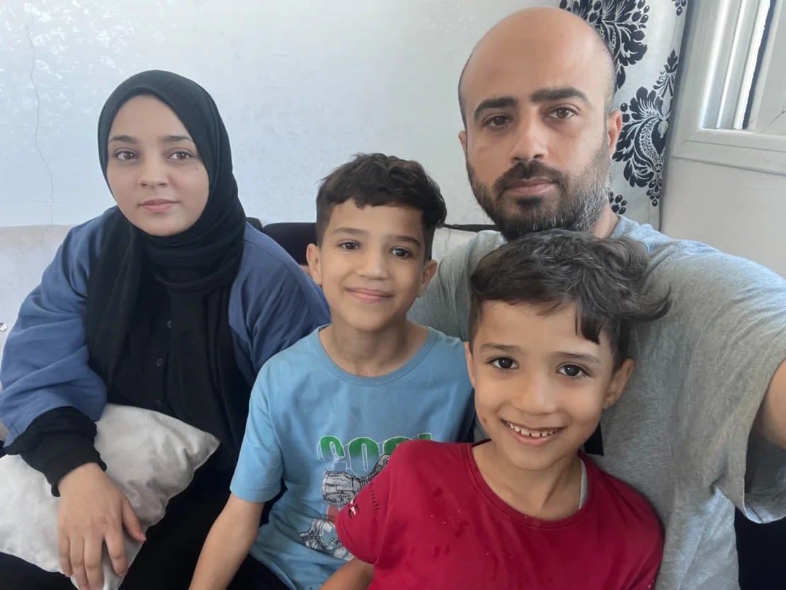 El productor de CNN, Ibrahim Dahman, aparece en la fotografía con su esposa, Rasha, y sus dos hijos, Zeid y Khalil, en Khan Younis, Gaza, el 15 de octubre. Crédito:Ibrahim Dahman/CNN