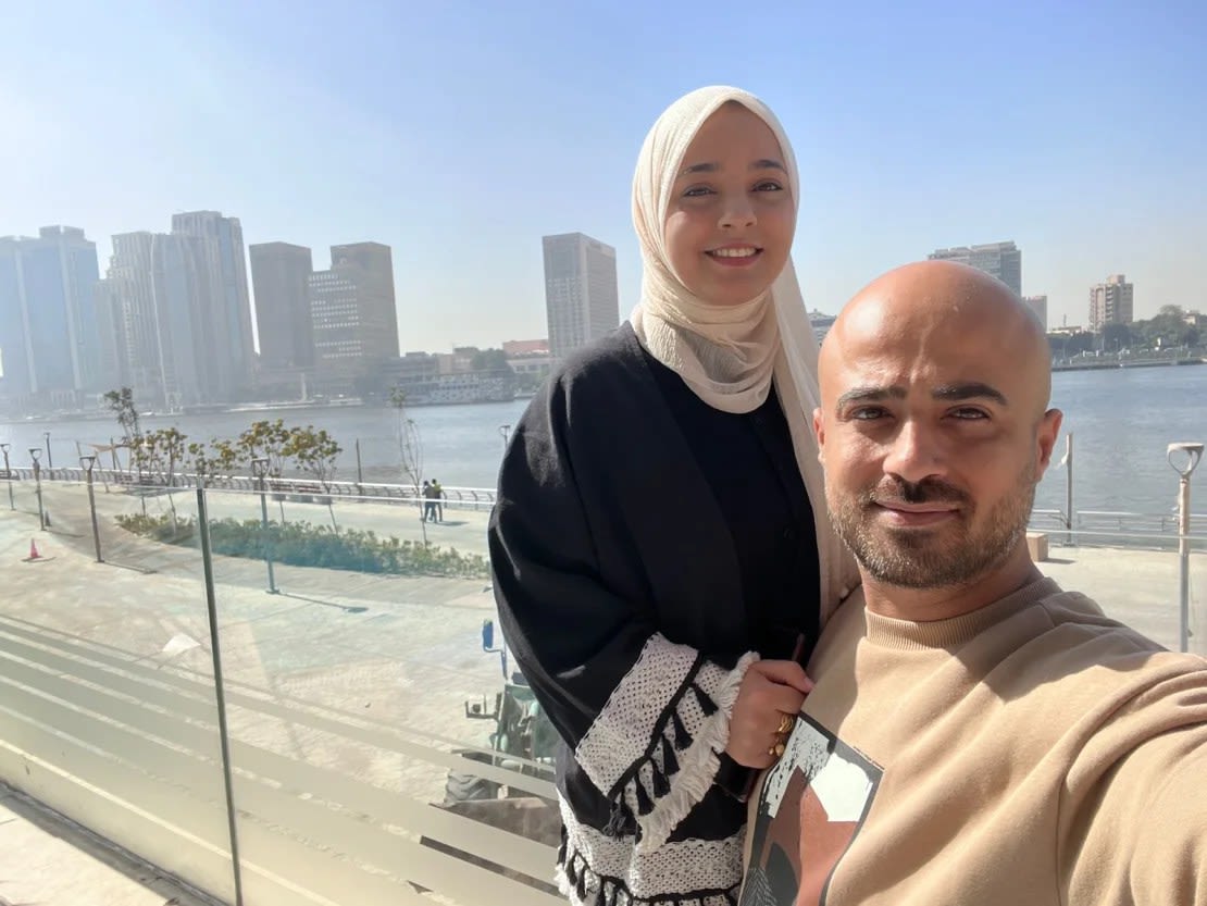 El productor de CNN Ibrahim Dahman aparece en la fotografía con su esposa, Rasha, junto al río Nilo en El Cairo, Egipto, el 5 de noviembre. Ibrahim Dahman/CNN