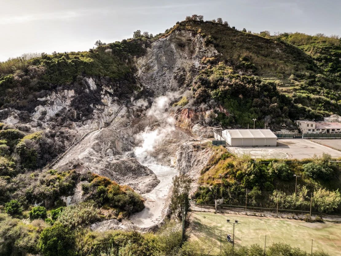 Las fumarolas o respiraderos emiten gases volcánicos en la zona de Pisciarelli de Campi Flegrei el 23 de octubre de 2023.