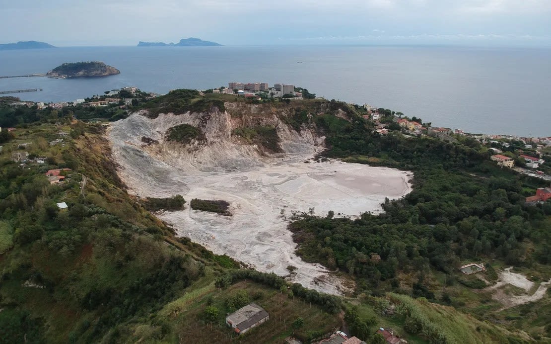 El cráter Solfatara, en la foto, es parte de Campi Flegrei, una zona densamente poblada. Salvatore