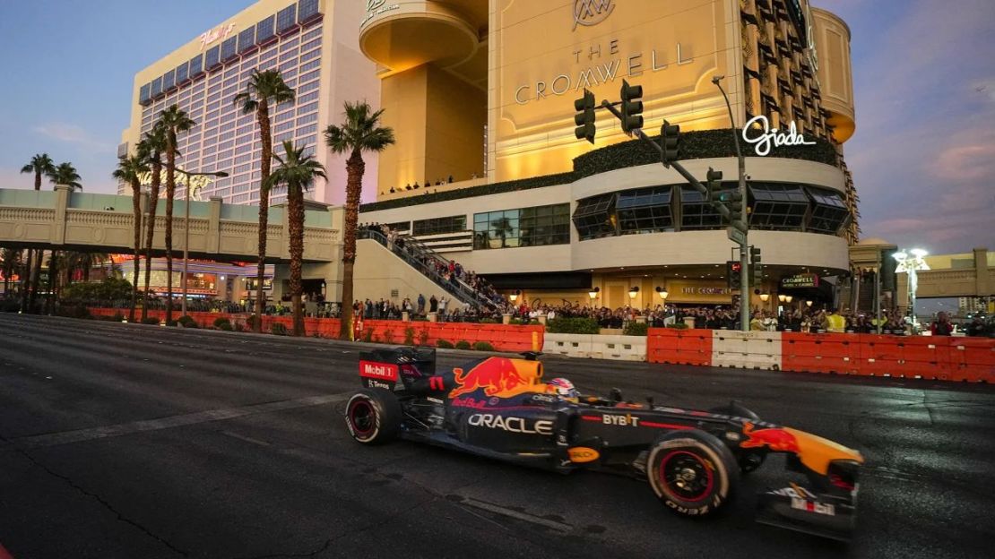 El piloto de Red Bull Racing, Sergio Pérez, conduce en una pista del Strip de Las Vegas durante la fiesta de lanzamiento de la F1 en Las Vegas en 2022. Ray Acevedo/USA TODAY Sports/Reuters