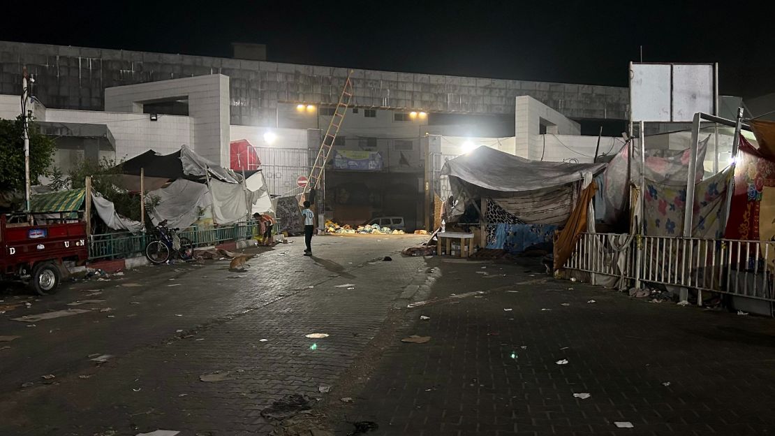 Una imagen muestra una vista del exterior del hospital Al-Shifa en la Ciudad de Gaza el 10 de noviembre de 2023, en medio de la guerra entre Israel y el movimiento palestino Hamas.