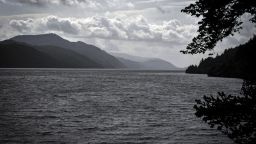 Una nube ligera cubre el cielo sobre el lago Ness en Drumnadrochit, Escocia, el 5 de septiembre de 2019.