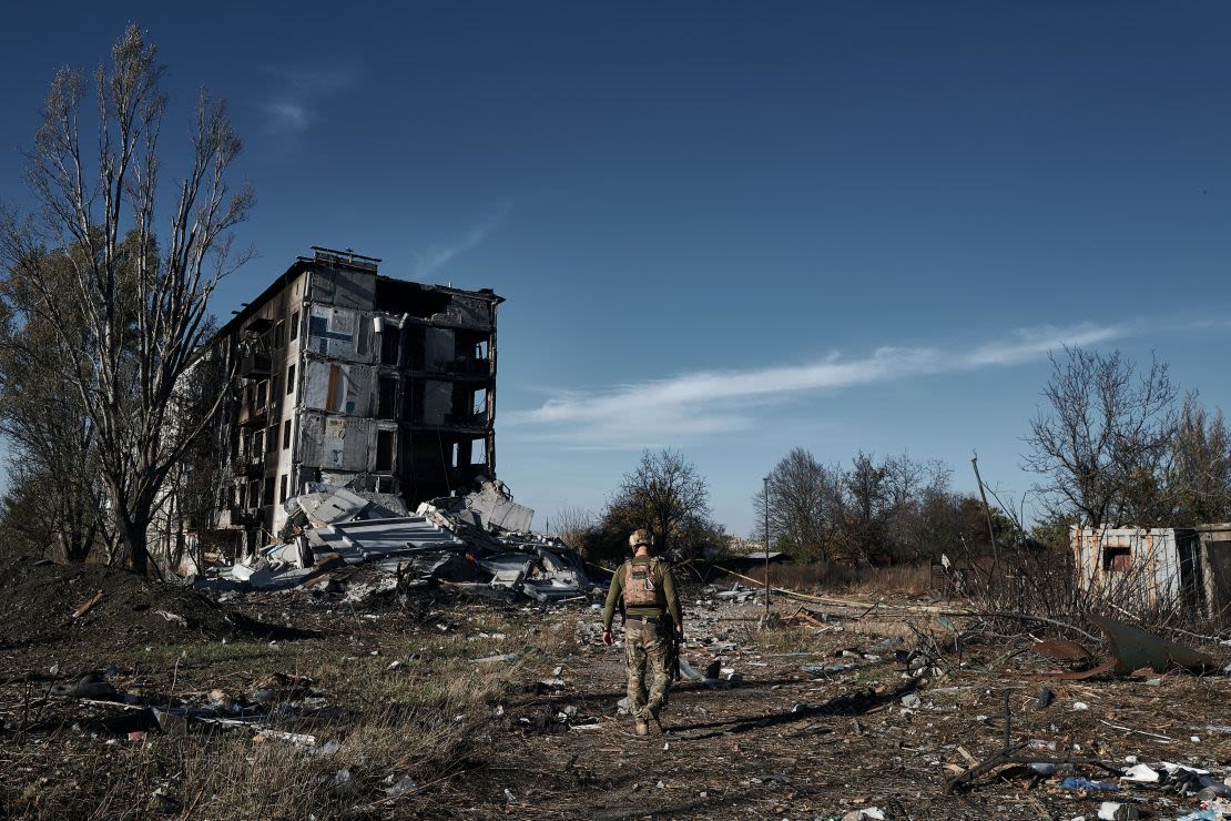 La policía realiza labores de evacuación en Avdiivka, Ucrania, el 30 de octubre. Los combates se han intensificado en la ciudad oriental tras la gran ofensiva rusa de principios de mes.