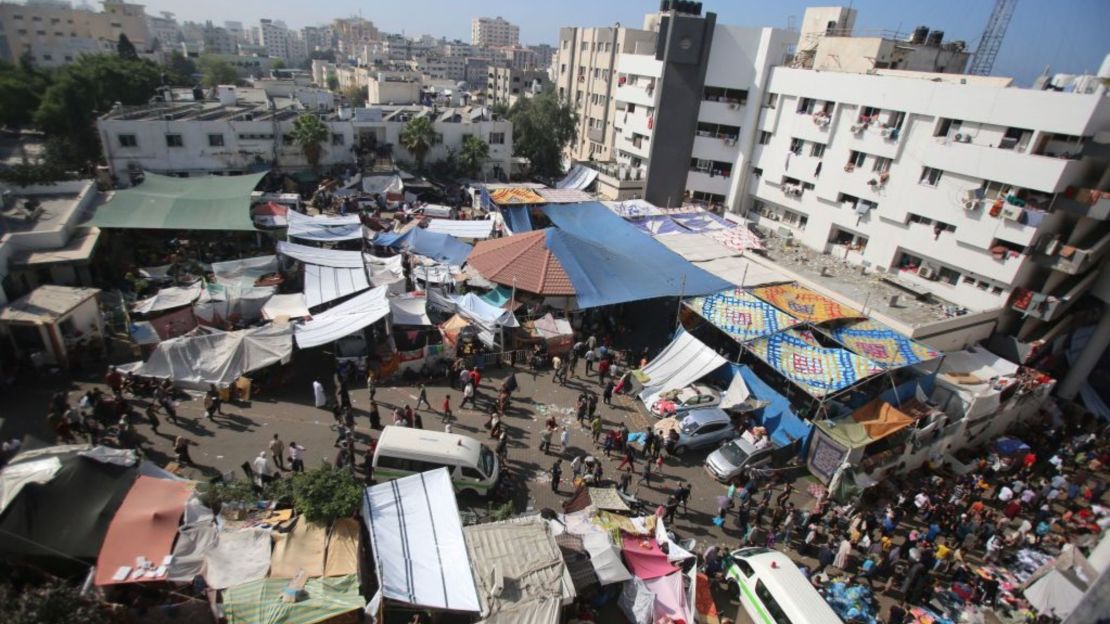 Una vista aérea muestra el recinto del Hospital Al-Shifa en la ciudad de Gaza el 7 de noviembre de 2023, en medio de las batallas en curso entre Israel y el grupo palestino Hamas.