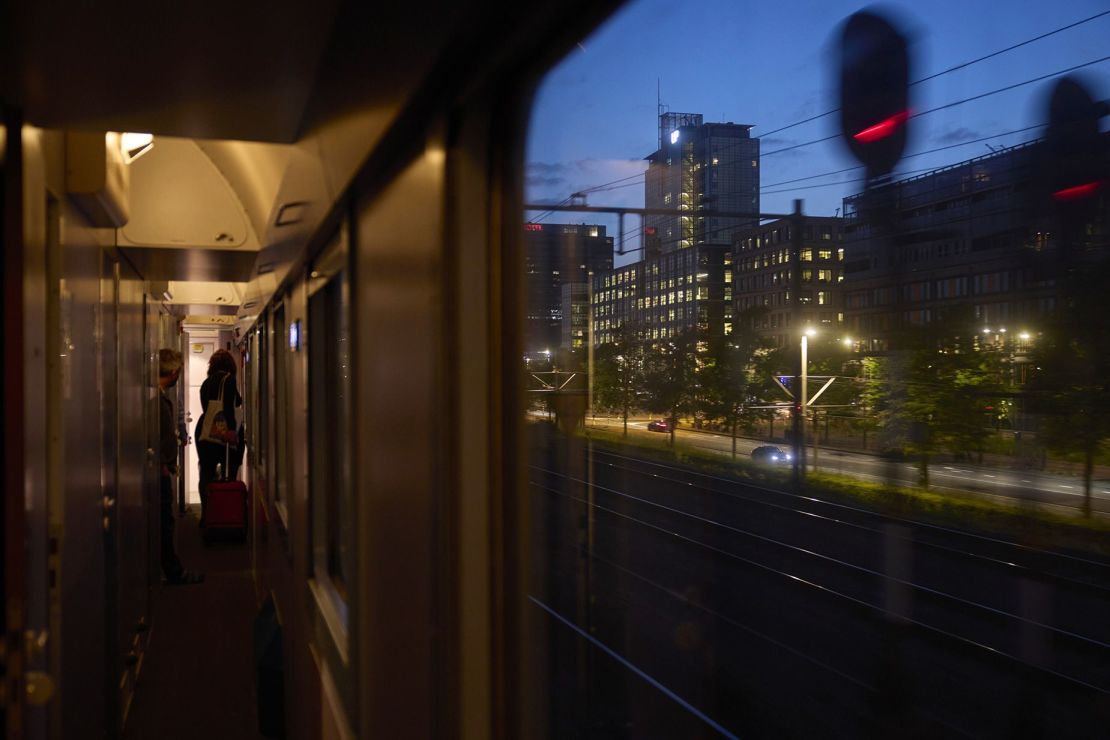 Una pasajera se dirige a su camarote a bordo del servicio Good Night Train, operado por European Sleeper, a su salida de Ámsterdam. El éxito o el fracaso de un nuevo servicio de tren nocturno de Bruselas a Berlín podría sentar un precedente para futuras rutas.