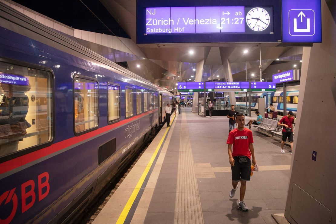 Pasajeros en el andén del tren Nightjet de la línea Viena-Venecia-Zúrich de los Ferrocarriles Federales Austriacos. Los trenes nocturnos están volviendo a Europa gracias a su baja huella de carbono.