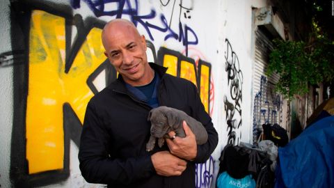 CNNE 1507177 - asi ayuda este heroe a las mascotas de personas sin hogar