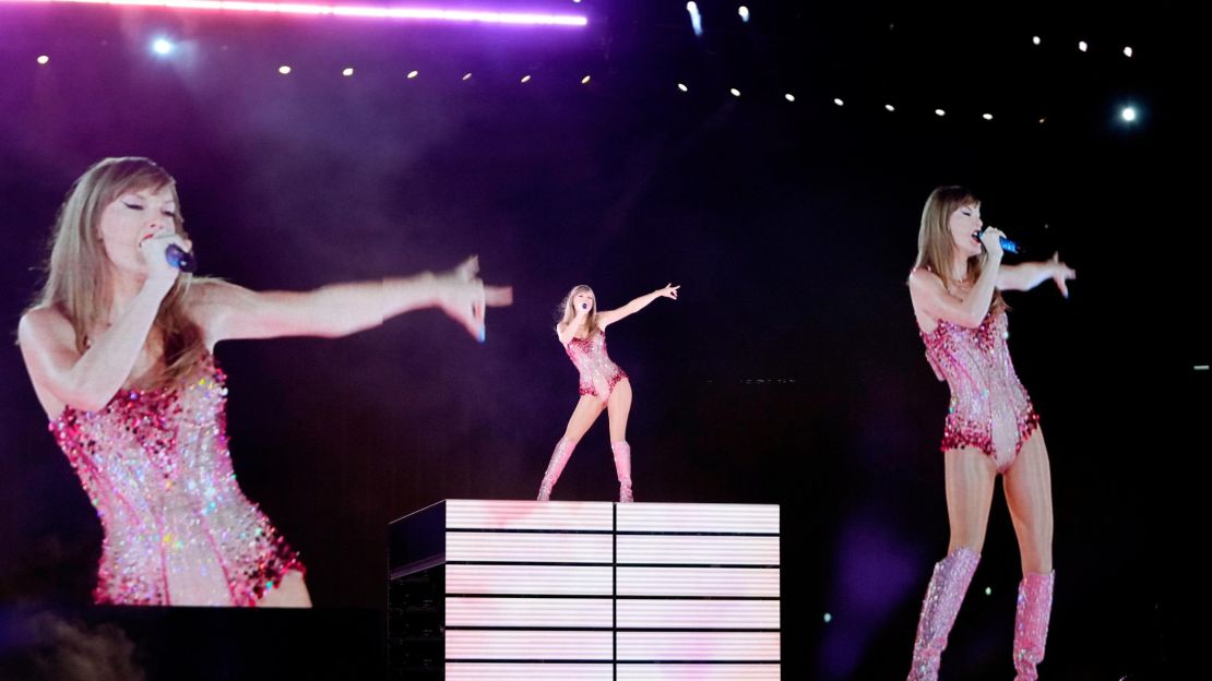 Taylor Swift realizando el 'Eras ​​Tour' en Buenos Aires, Argentina, el jueves.