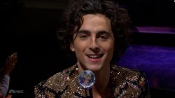 CNNE 1507218 - timothee chalamet saca el "wonka" que lleva dentro en "snl"