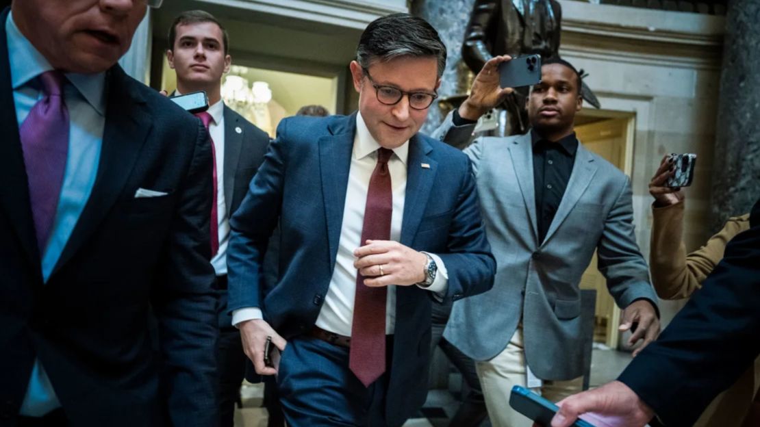 El presidente de la Cámara de Representantes, Mike Johnson, camina para abrir la sesión de la Cámara en el Capitolio el miércoles 1 de noviembre de 2023, en la ciudad de Washington.