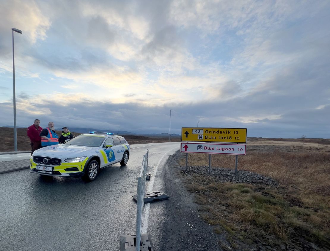 La policía cierra la carretera a Grindavík el 12 de noviembre de 2023. Crédito: Micah Garen/Getty Images