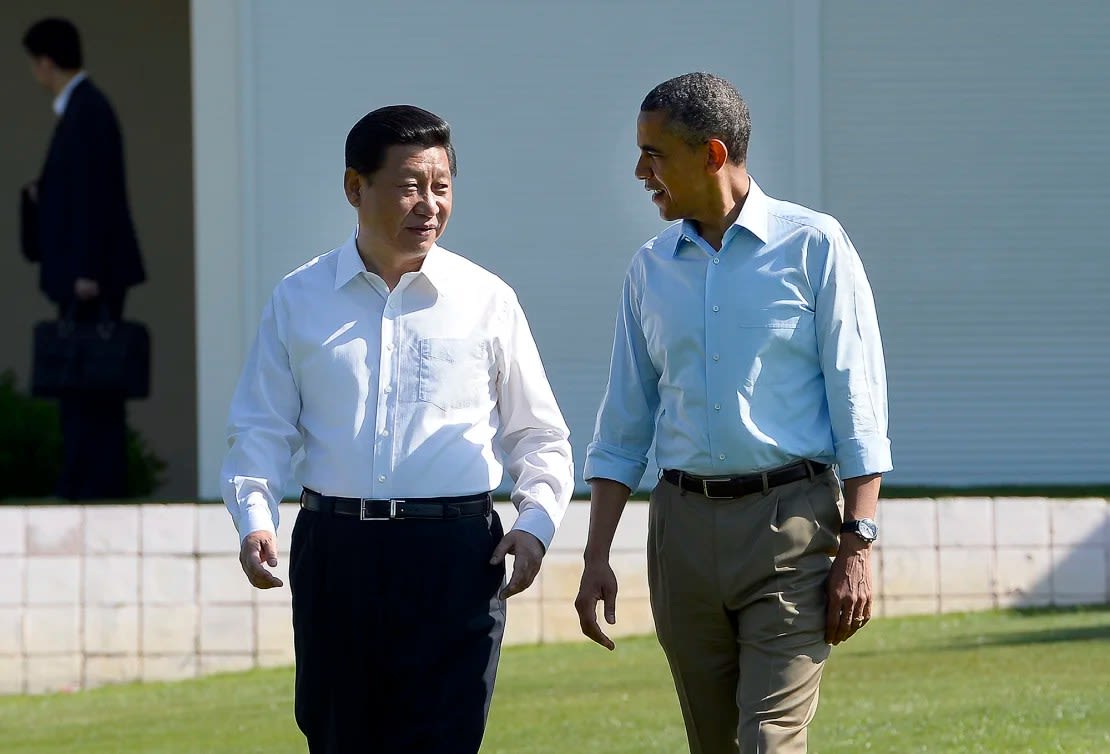 El presidente de Estados Unidos, Barack Obama, y el líder chino, Xi Jinping, conversan mientras dan un paseo en el Retiro Annenberg en Sunnylands en Rancho Mirage, California, el 8 de junio de 2013.