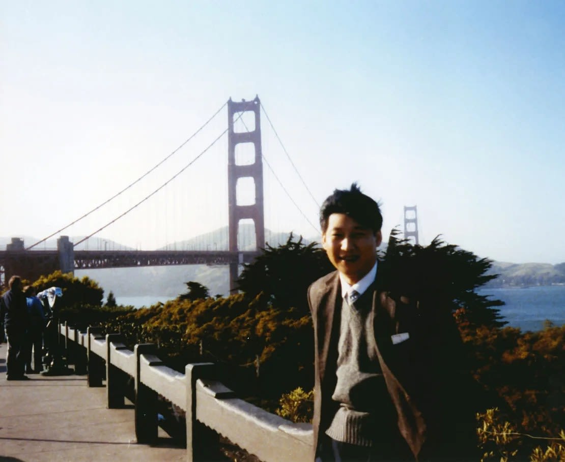 Xi Jinping, quien entonces tenía 31 años, posa para fotografías frente al puente Golden Gate mientras visitaba San Francisco en 1985.