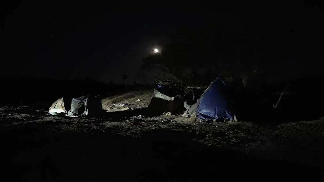 Tiendas de campaña y basura en la propiedad de los Shuster dejadas por los migrantes.