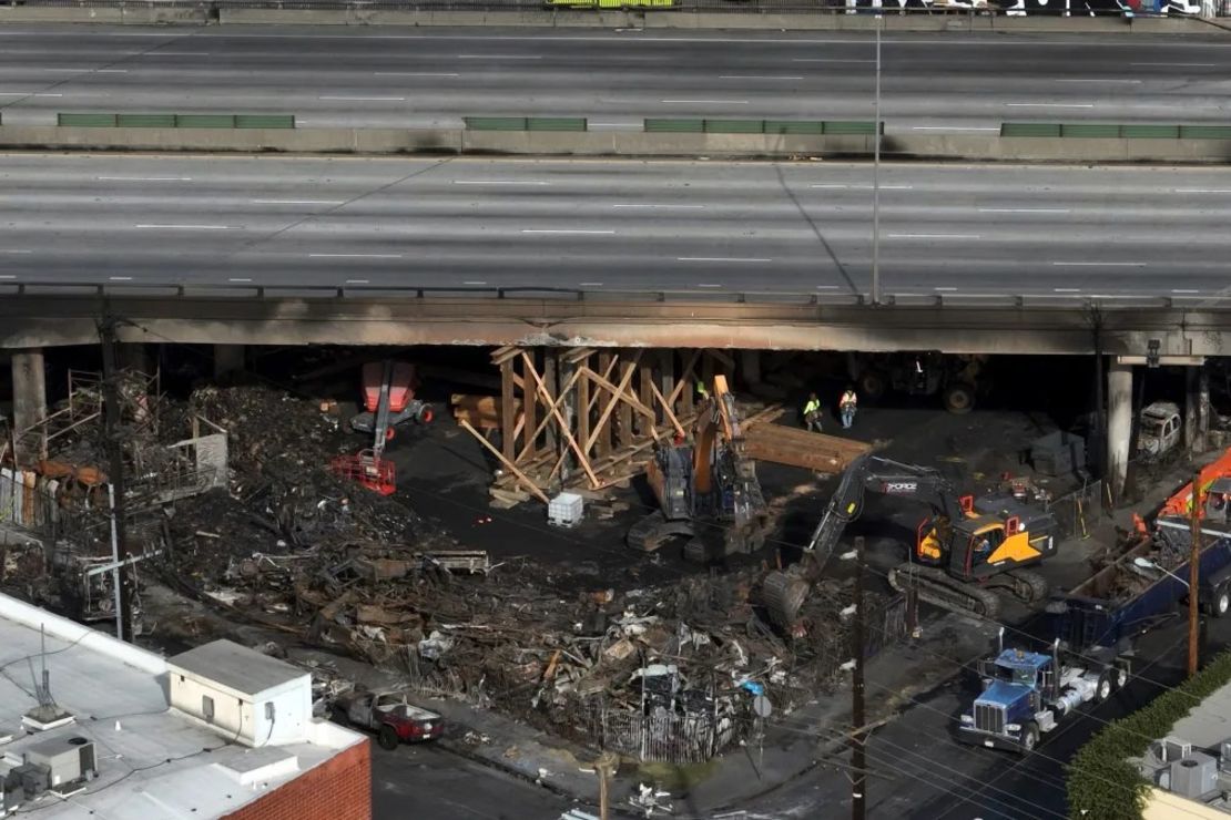 El sitio de un incendio se muestra bajo la Interestatal 10, en una vista aérea, el lunes 13 de noviembre de 2023, en Los Ángeles. Crédito: Jae C. Hong/AP